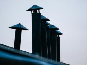Nowoczesny komin dwuścienny z efektywnym odprowadzaniem spalin w budynku